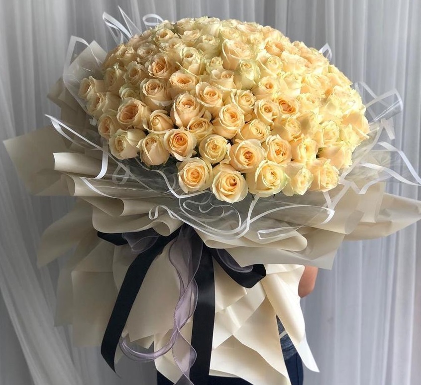 Grand Cream Rose Collection - Over 100 cream and pale yellow roses in luxurious presentation